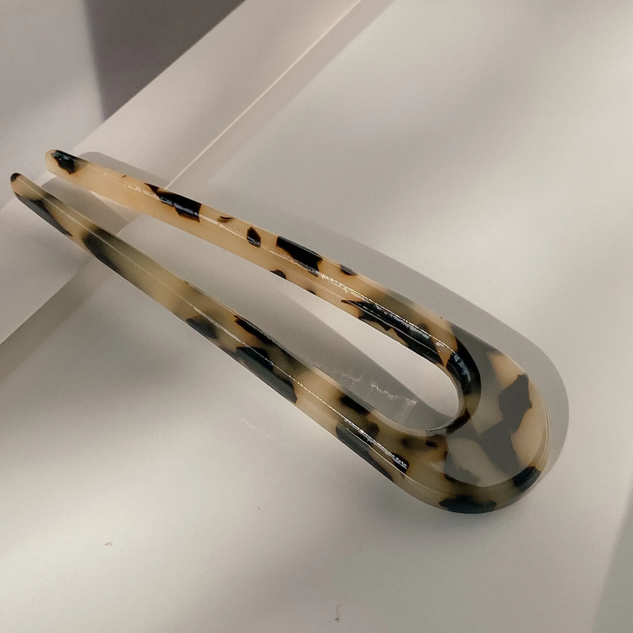 French U Pin - Beige Tortoise