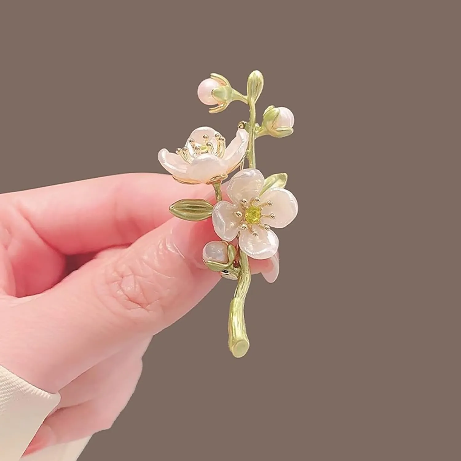 Rhinestone Flower Brooch 18K Gold Plated Flower Floral Brooch Elegant Pearl Lapel Pin Costume Jewelry Thanksgiving Day Birthday Wedding Gifts for Mom Wife