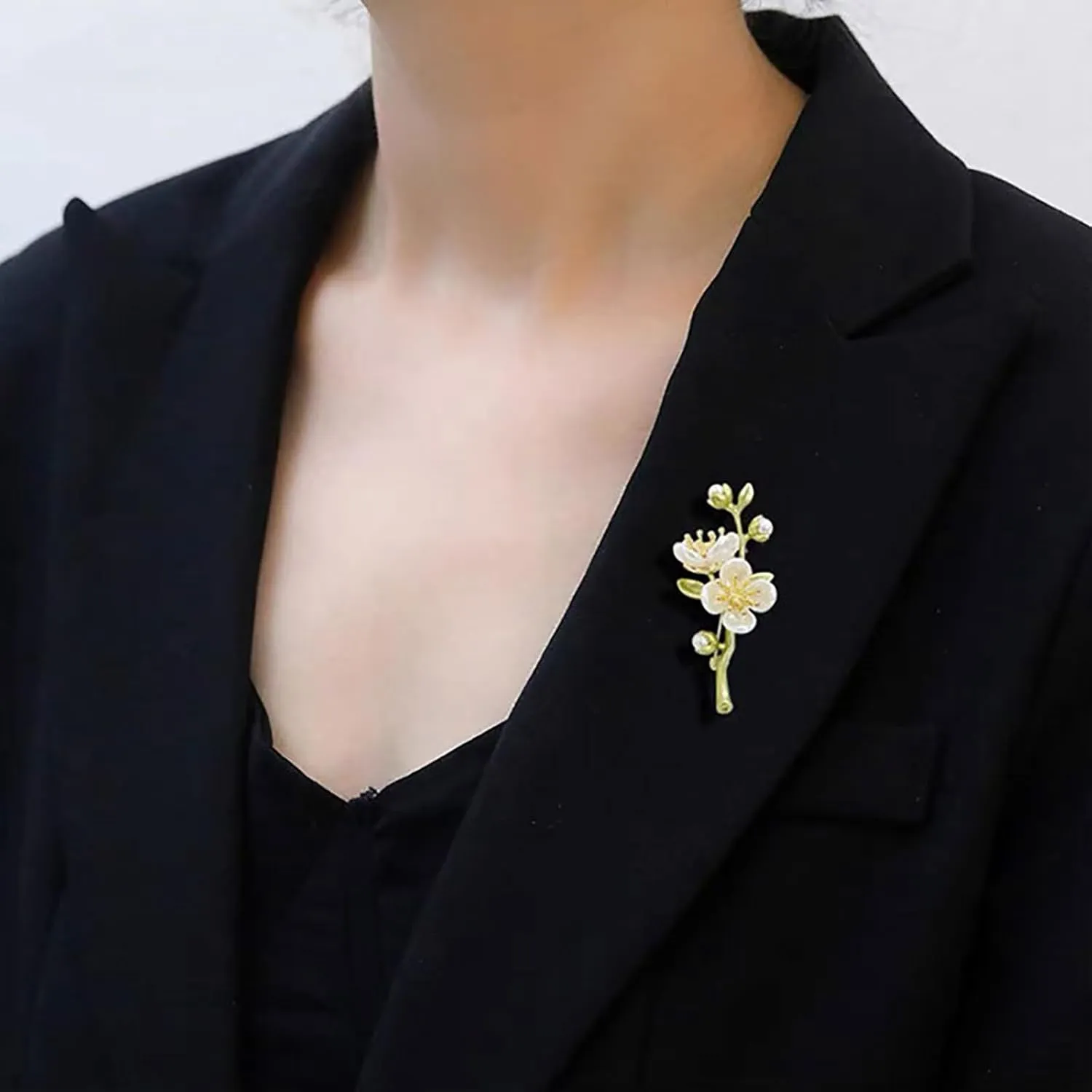 Rhinestone Flower Brooch 18K Gold Plated Flower Floral Brooch Elegant Pearl Lapel Pin Costume Jewelry Thanksgiving Day Birthday Wedding Gifts for Mom Wife